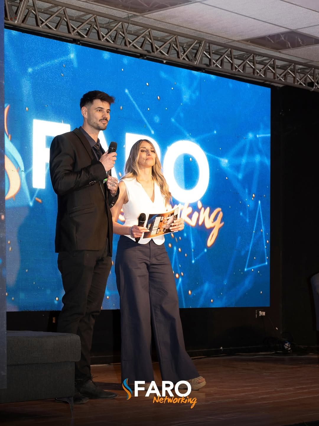 FARO Networking — conducción en el escenario principal del evento de emprendedores